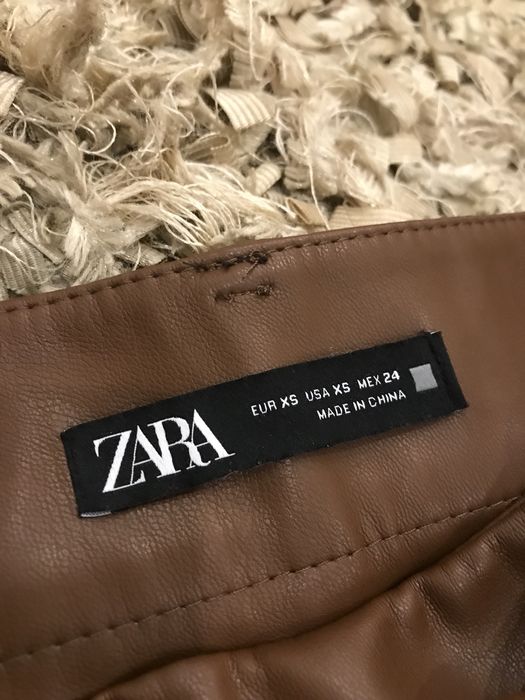 Saia em pele Zara XS