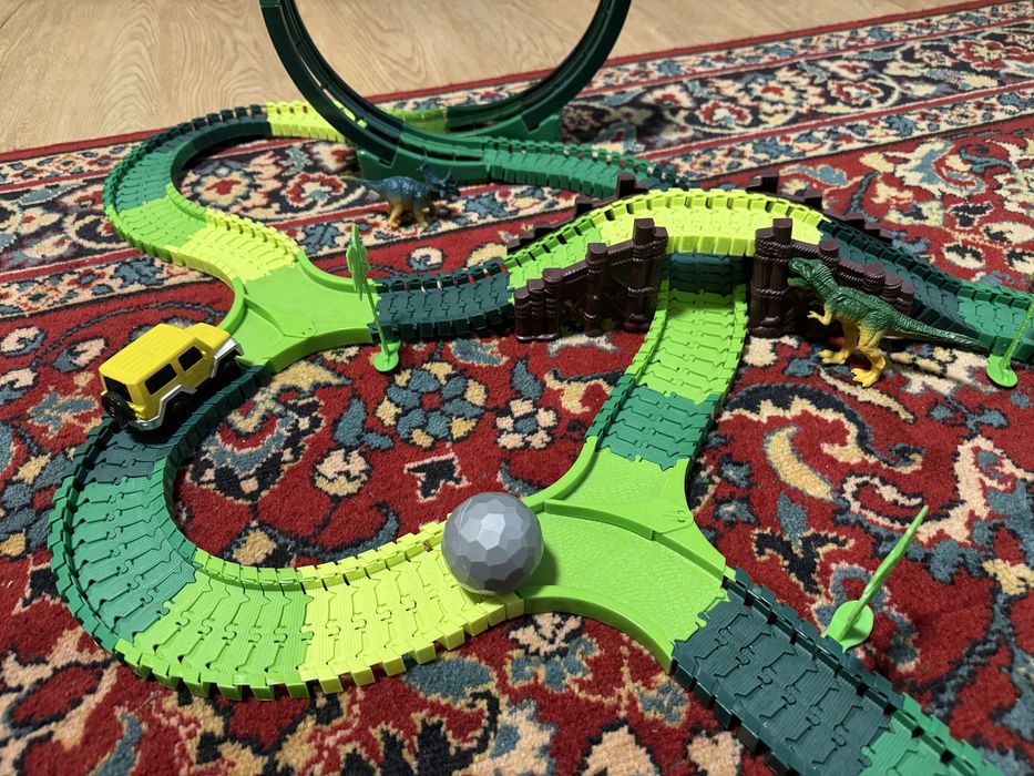 Трек з машинкою і динозаврами; мертва петля; світлові ефекти