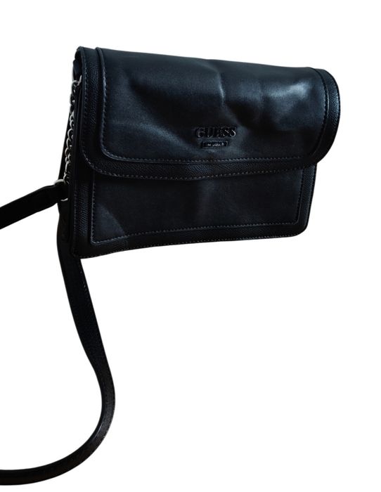 Markowa skórzana czarna torebka Guess na ramię kuferek