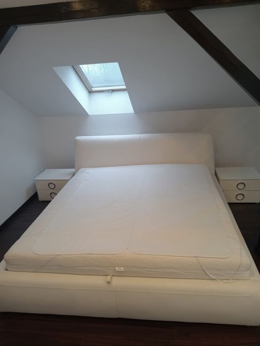 Łóżko białe - skóra