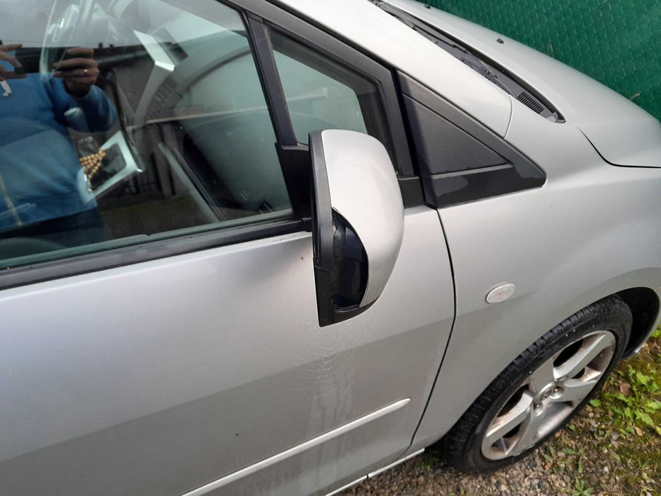 Samochód Mazda 5 jako uszkodzony
