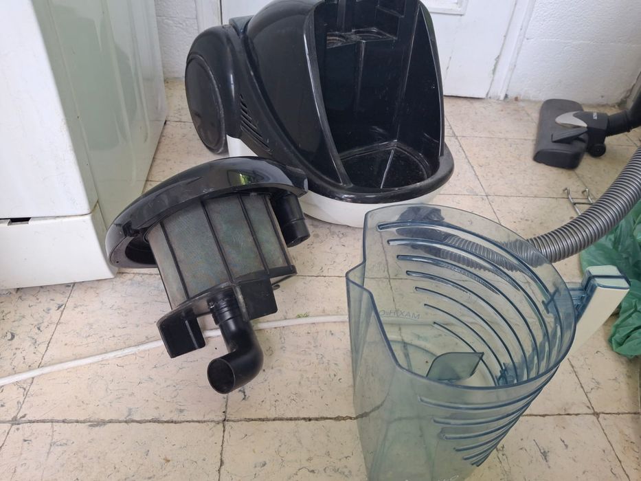 Aspirador com depósito de água