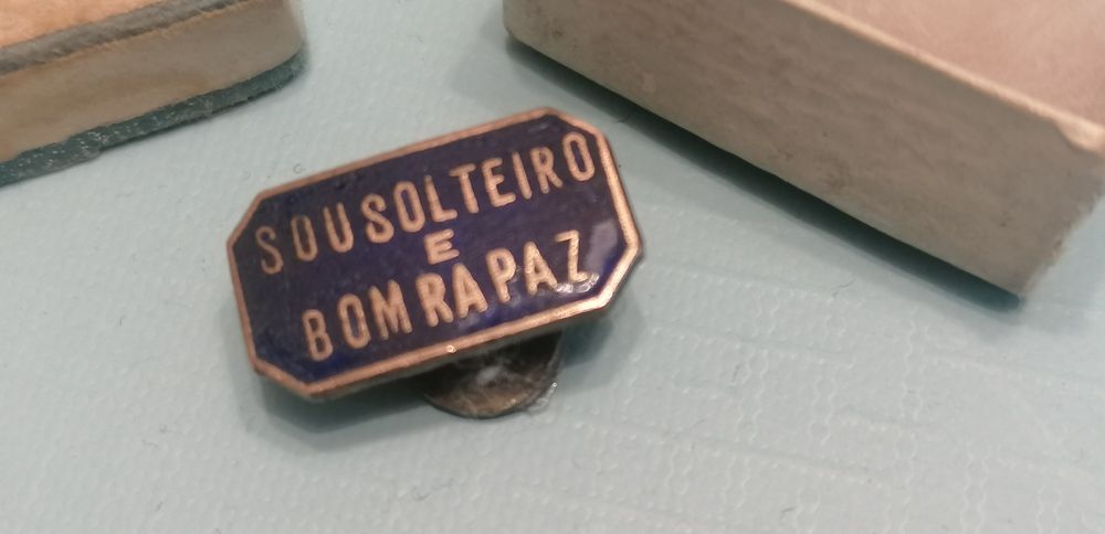 Botão antigo lapela /casaco sou solteiro e bom rapaz