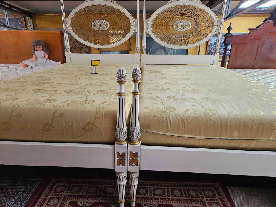 Camas de solteiro em madeira e palhinha, com estrado e colchão - Muito