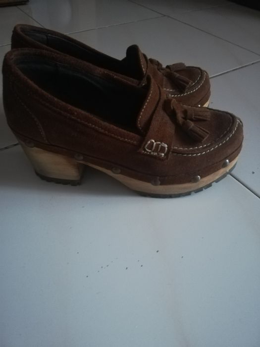 Sapatos camurça com sola de madeira