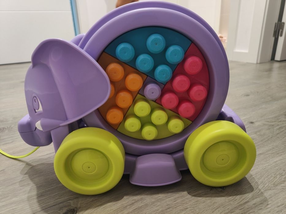 "Lego" elefante com rodas para transportar