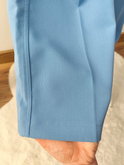 Błękitne eleganckie spodnie damskie rozmiar L w kant prosta nogawka
