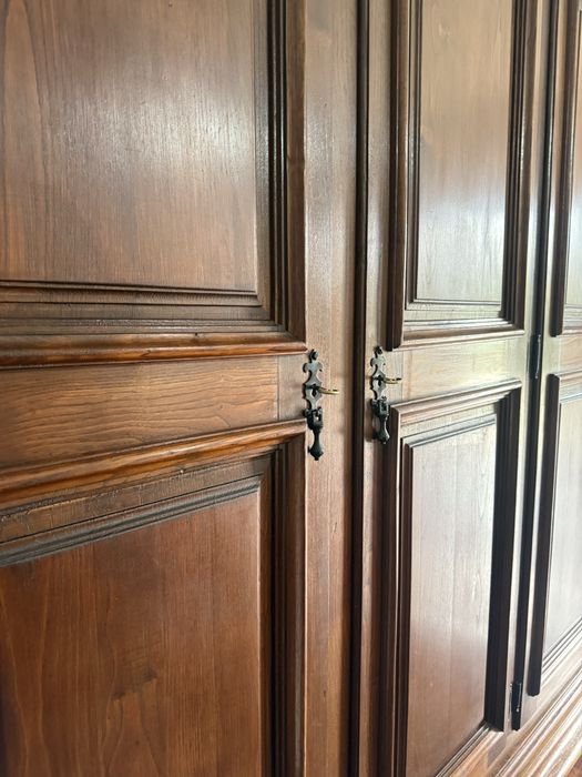 Mobilia de quarto em madeira de castanho