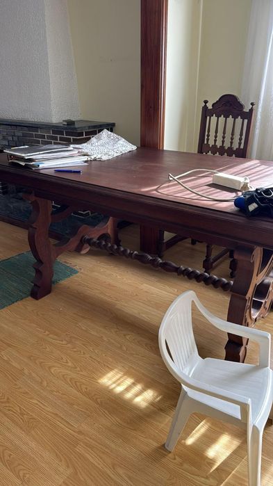 Mesa de sala antiga 2m x 1m com 8 cadeiras