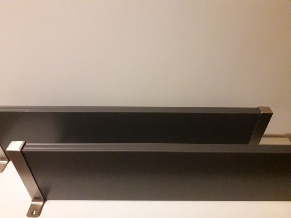 Duas prateleiras cinza escuro