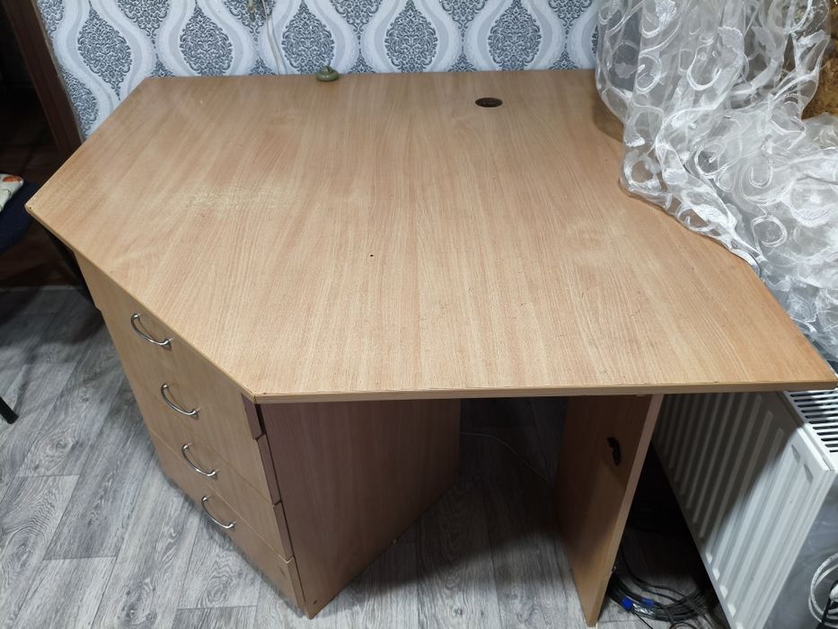 Продам угловой стол