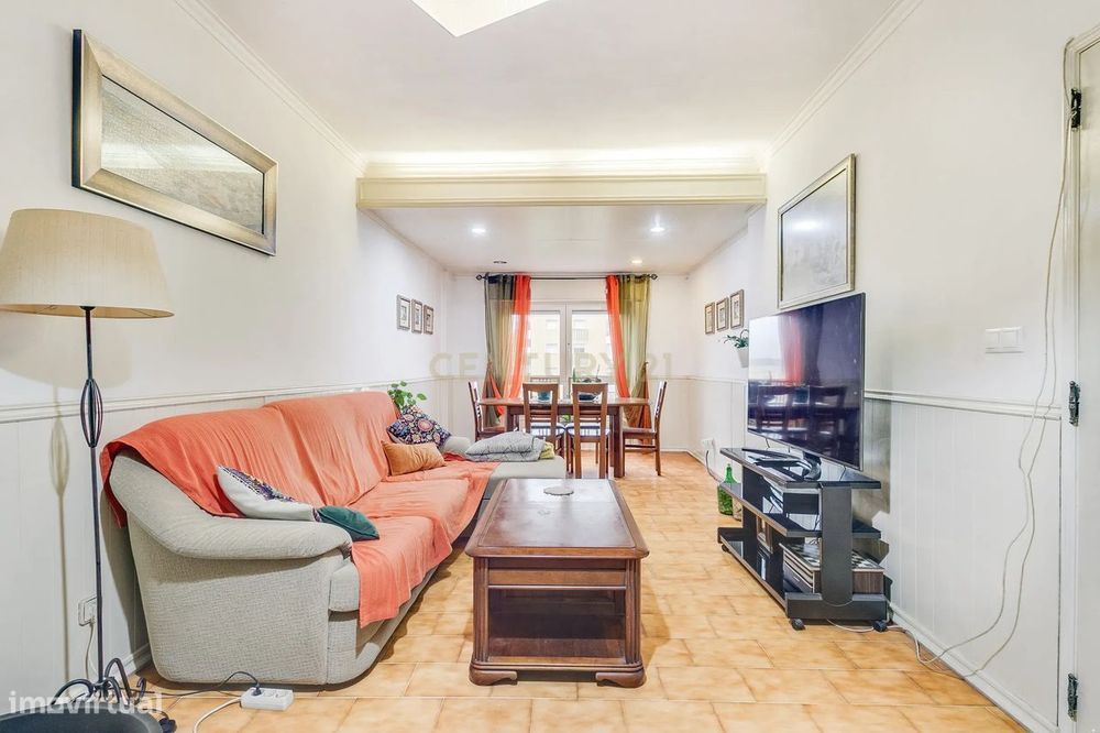 Espaçoso apartamento T4 transformado em T3