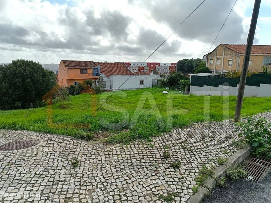 Terreno Urbano na freguesia de Mina de Água, Amadora perto do CC UBBO.