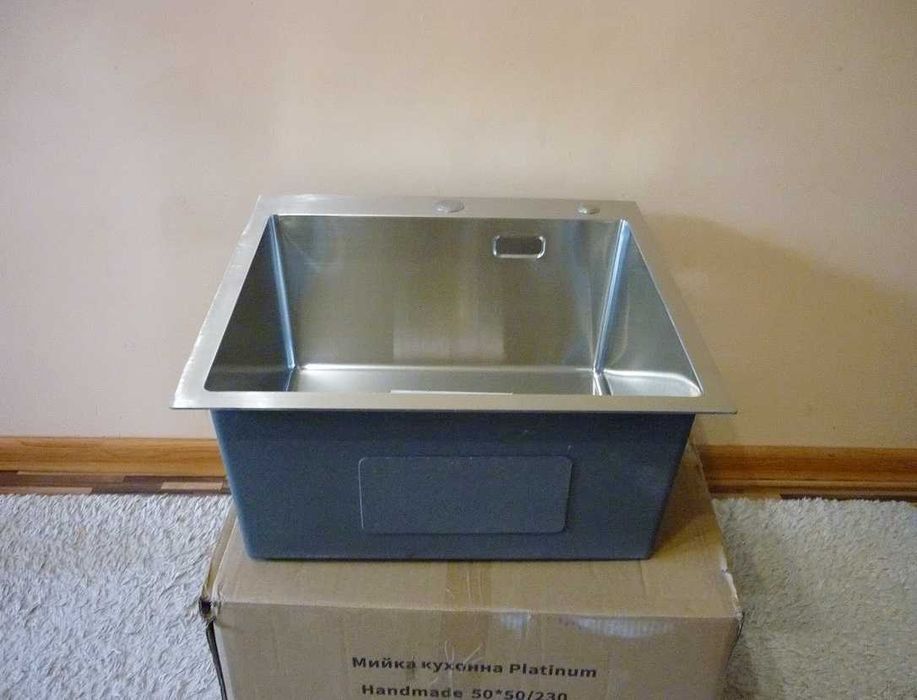 Врізна кухонна мийка зі змішувачем