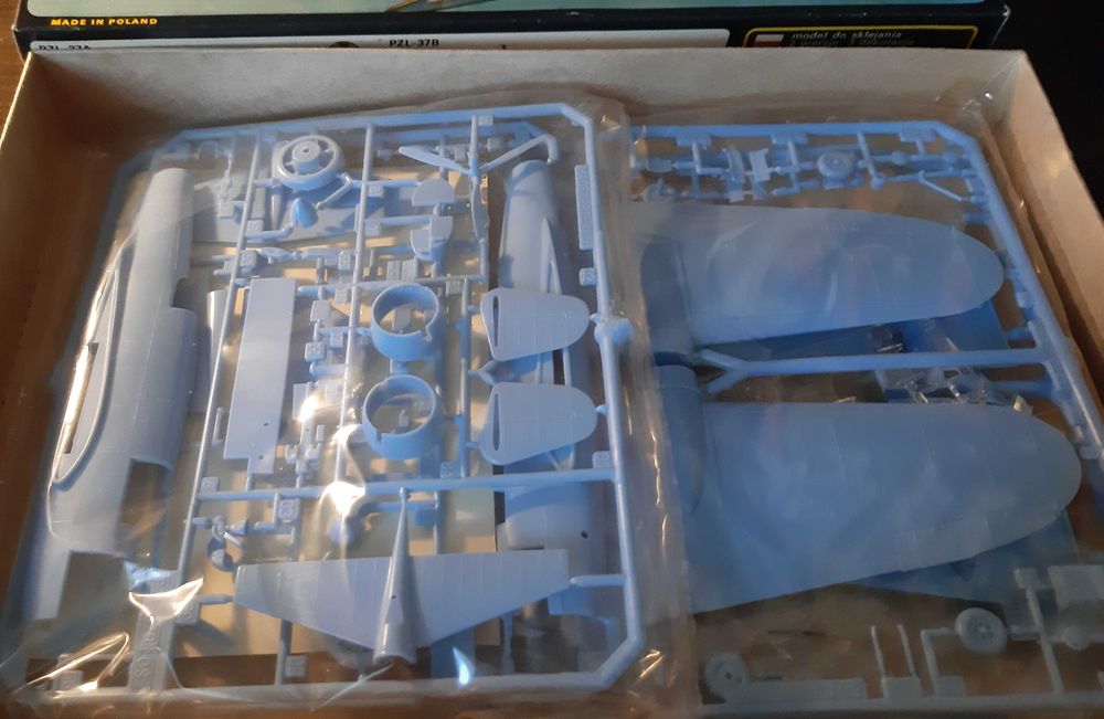ZTS Plastyk PZL-37 A/B ŁOŚ model 1:72 duże pudełko