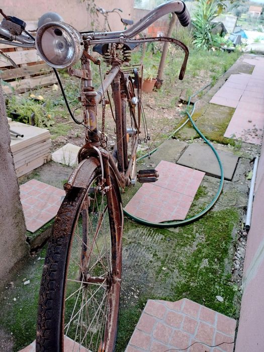 Bicicleta antiga para restauro