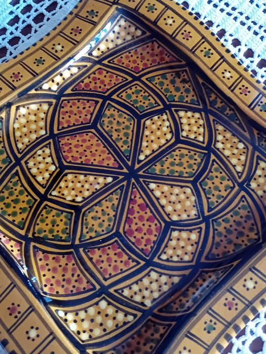 Prato decorativo em barro pintado à mão, cosido e vidrado.  " Tunísia"