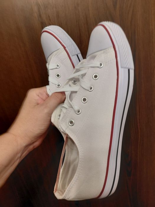 Białe nowe unisex tenisówki