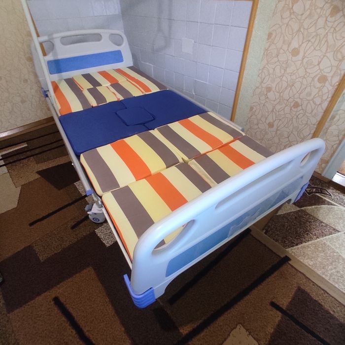 Ліжко для лежачих, механічне з функцією туалету і бокового повороту