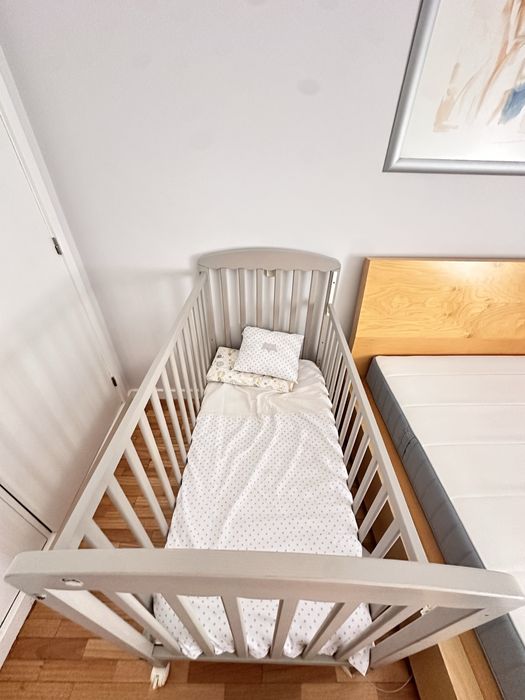 Cama de bebé com colchão