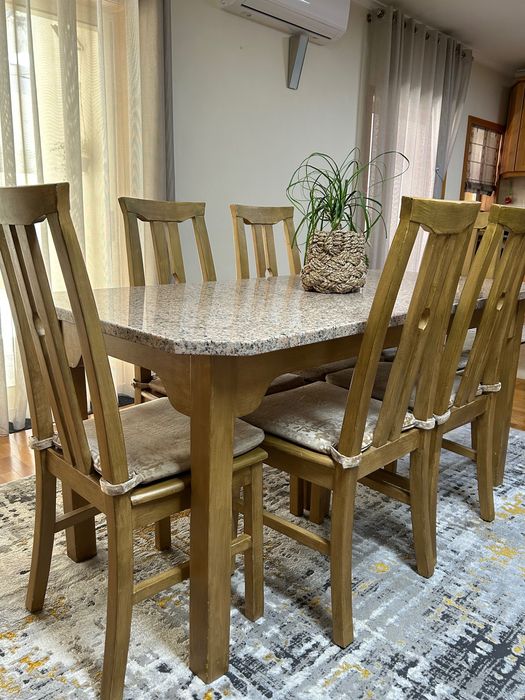Mesa jantar e conjunto de cadeiras