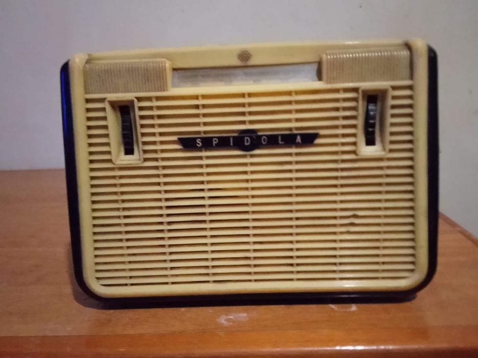 Радио проигрыватель пятидесятых шестидесятых годов рабочий