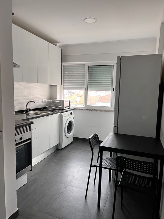Quarto compartilhado com contrato de aluguer ler descrição do anúncio
