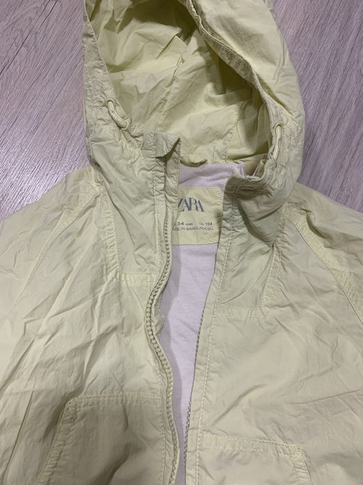 Вітровка zara жовтого кольору тоненька на підкладці