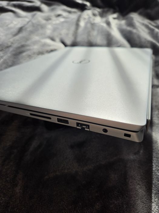 Dell Vostro 16 5620 - i7-1260P / 16 GB / 512 GB SSD / Windows 11 Pro