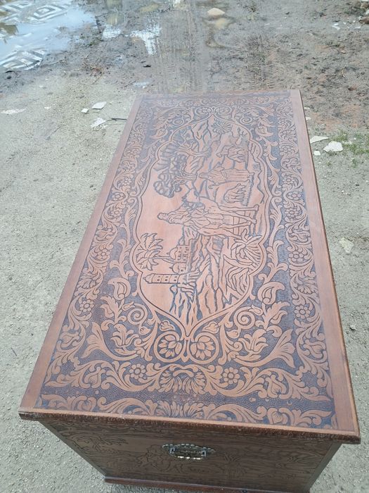 Arca em madeira macica trabalhada