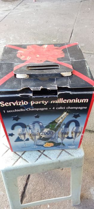 Balde grande de gelo com 4 taças de champanhe