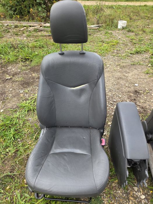 Komplet foteli i boczkow Toyota prius 3 Europa grzany