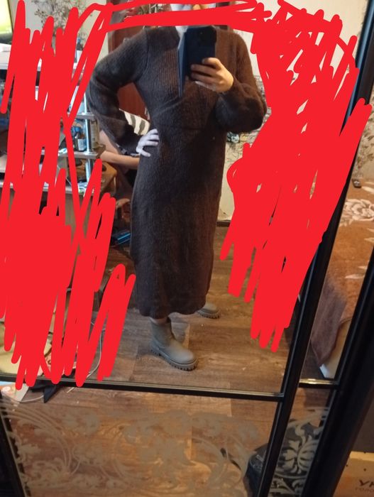 Тепла сукня з розрізами в шоколадному кольорі