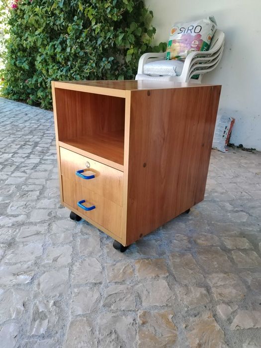 Armário de apoio a secretária