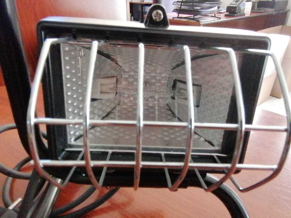 2 holofotes de halogénio 150w a funcionar