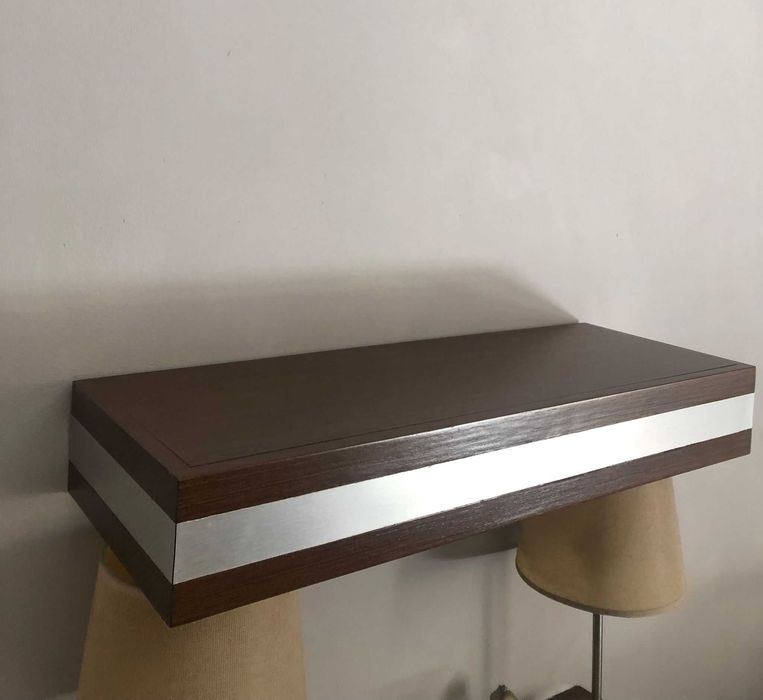 Prateleira em Madeira Wenge com Friso Metálico