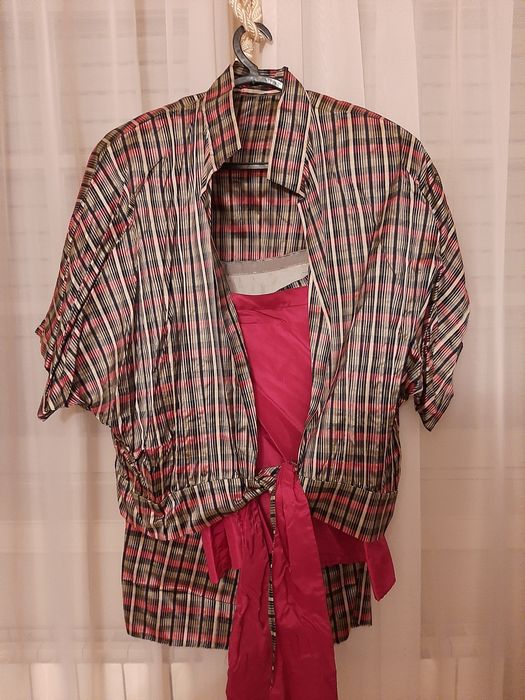 Lote de vestidos de seda e casacos