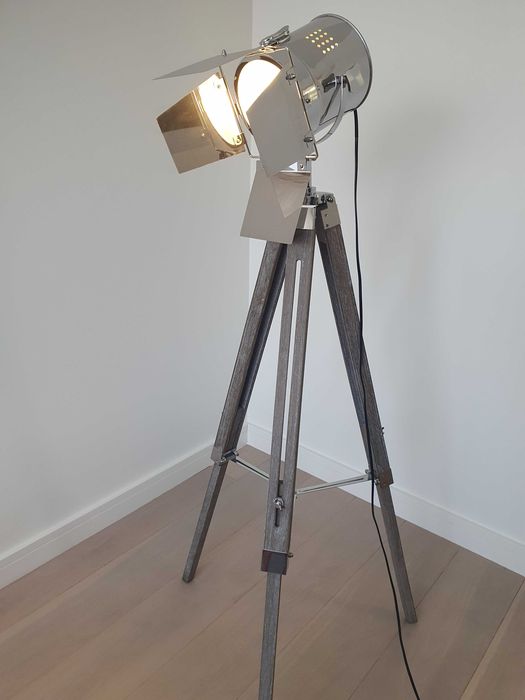 lampa podłogowa HOLLY typu reflektor