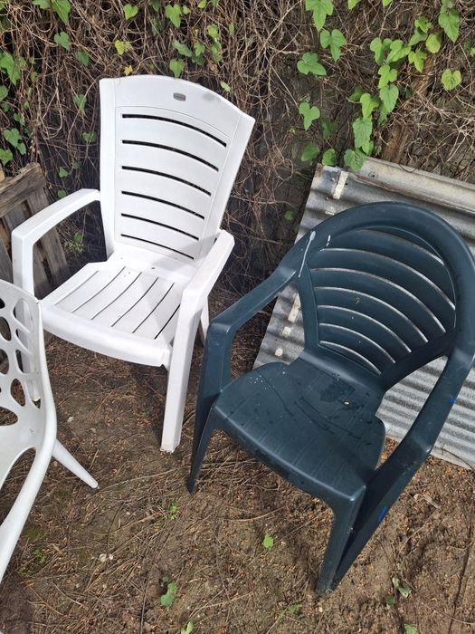 Tres cadeiras de plastico FORTES