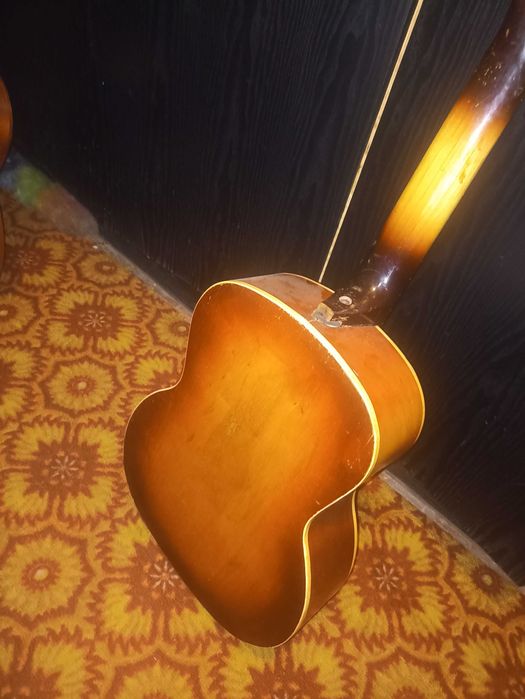 акустична добра шестиструнна гітара