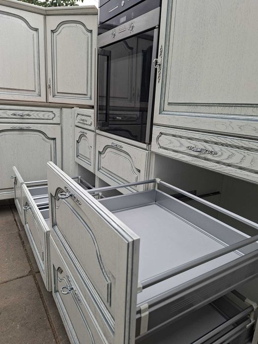 Komplet mebli kuchennych Fronty dębowe  Zabudowa narożna  z agd