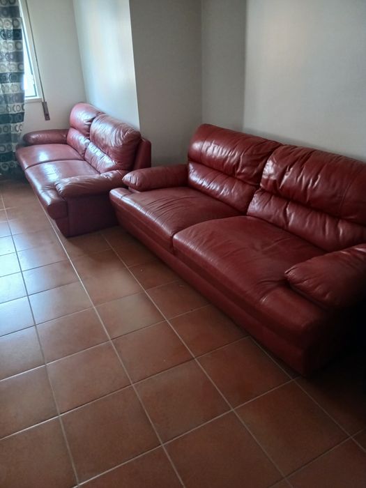 Dois sofas de pele cor vermelho