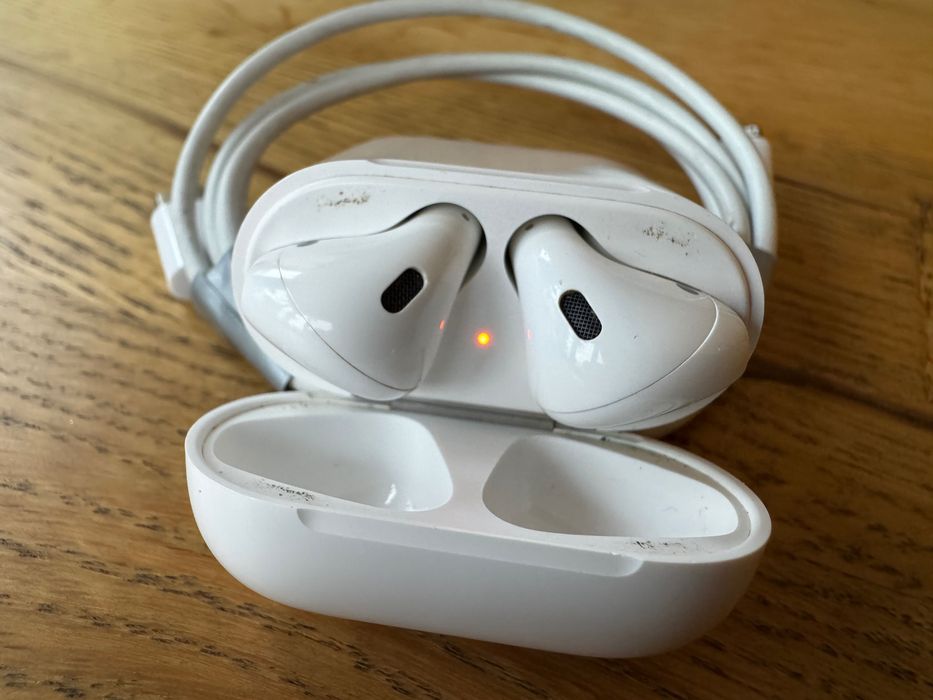 Продам годинник Apple Watch та навушники AirPods
