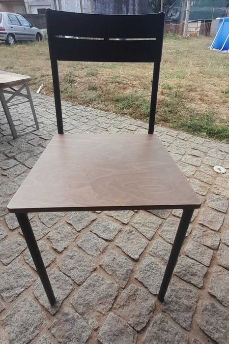 Mesas e cadeiras como novas