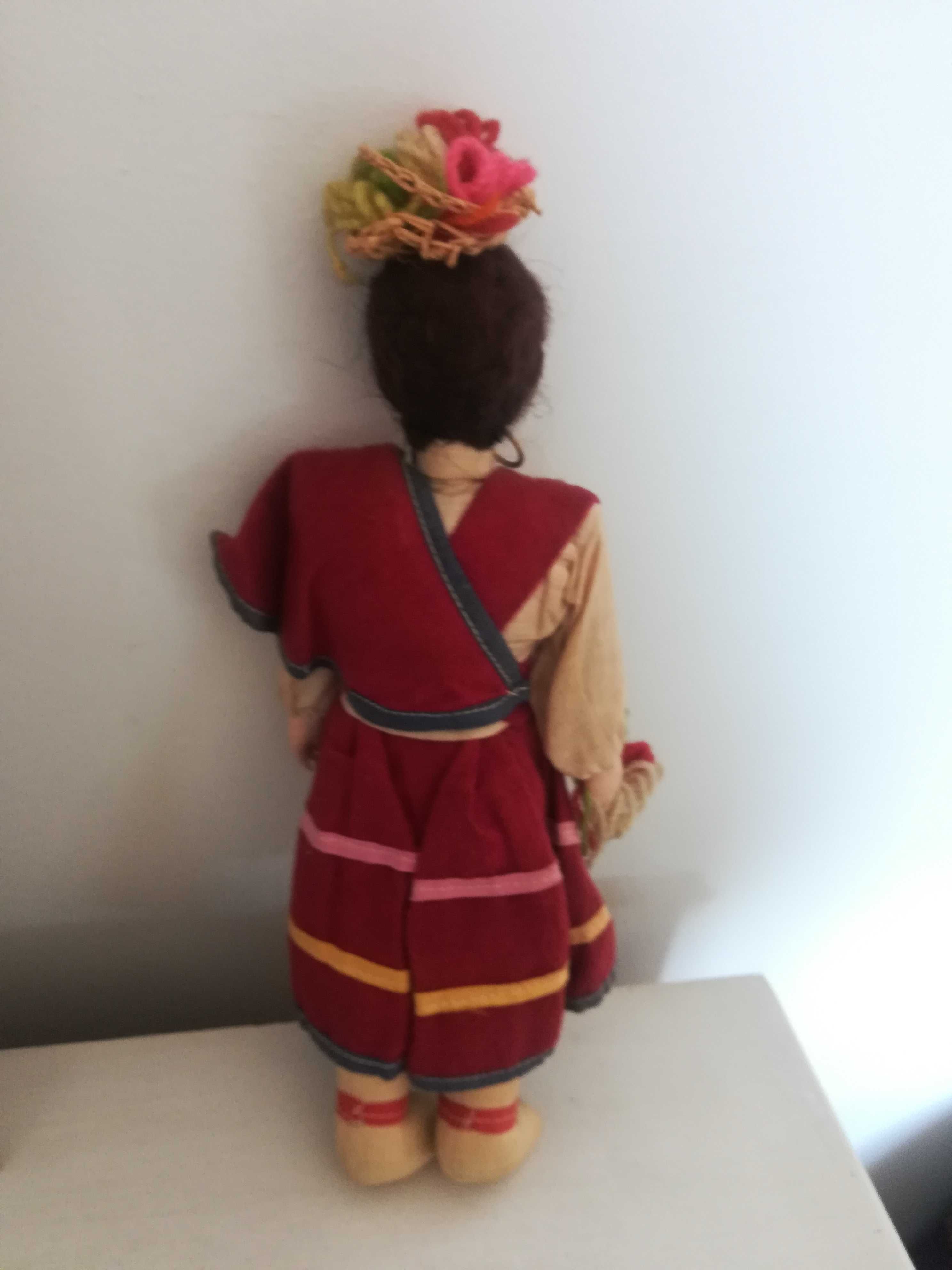 Antiga boneca na caixa lacrada com roupas típicas feito