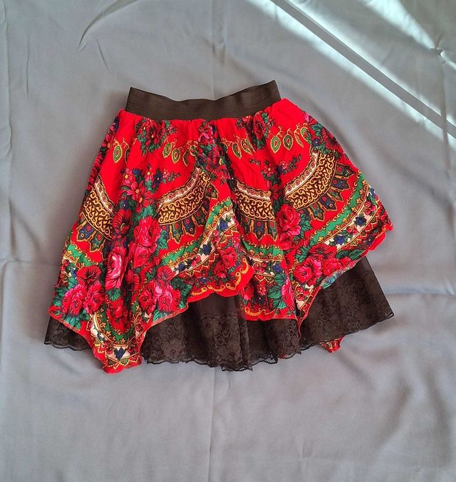Rozkloszowana czerwona spódniczka mini góralski motyw folklor koronka