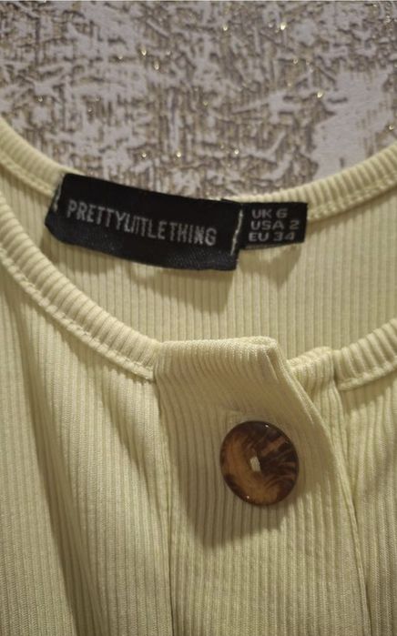 Жовта сукня міді PrettyLittleThing у рубчик