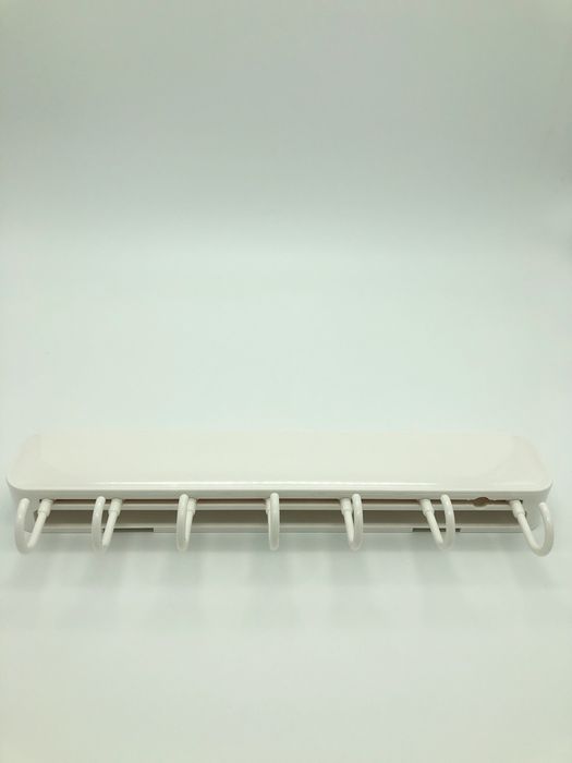 Настінна планка з гачками та отворами для зберігання ножів