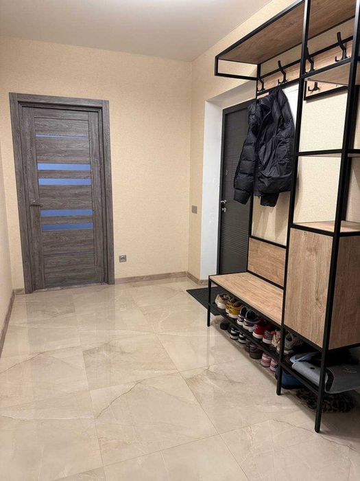 Простора 3-кімнатна квартира в клубному будинку з закритою територією.