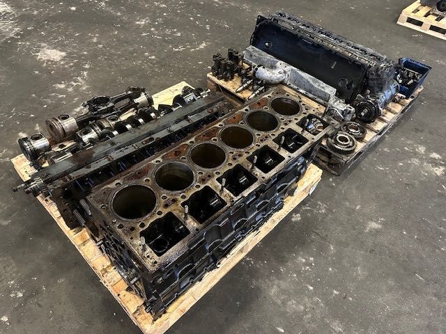 CUMMINS ISME 420 silnik spalinowy rozebrany
